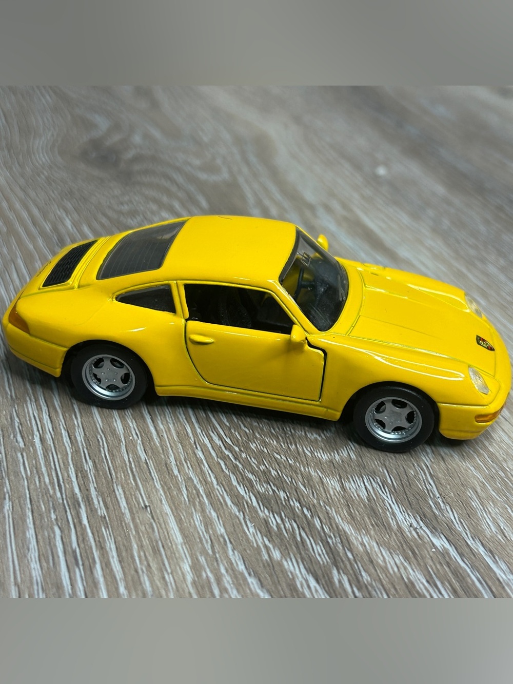 Maisto Porsche 911 Carrera 1:36 Diecast Model Yellow Sports Car